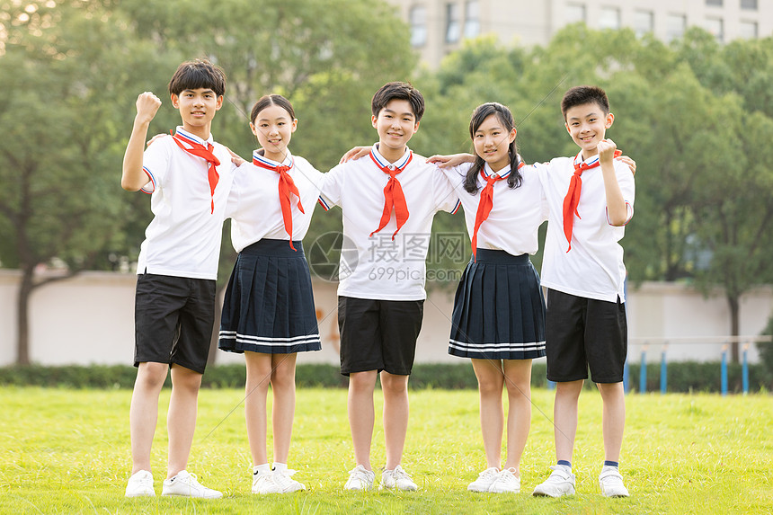 操场草坪上手搭肩的同学们