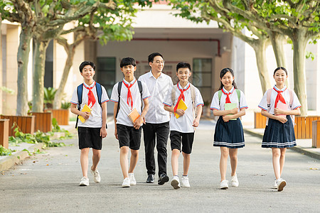 走在校园林荫小道的同学们与老师背景图片