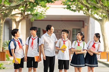 走在校园林荫小道的同学们与老师童年高清图片素材