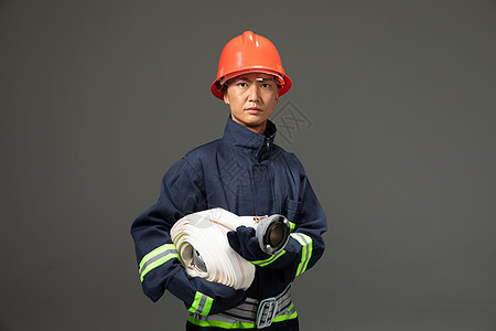 抱着消防水袋的消防员图片