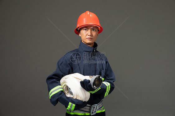 抱着消防水袋的消防员图片