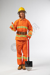 拿铁锹的消防员形象背景图片