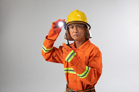 指挥救援的消防员图片