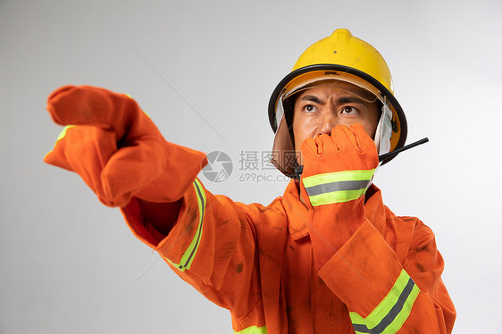 使用对讲机指挥的消防员图片