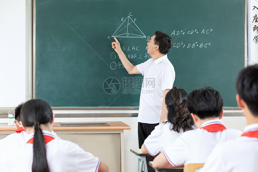 课堂上课的男教师和听课的学生们 高清图片下载-正版图片501653699-摄图网
