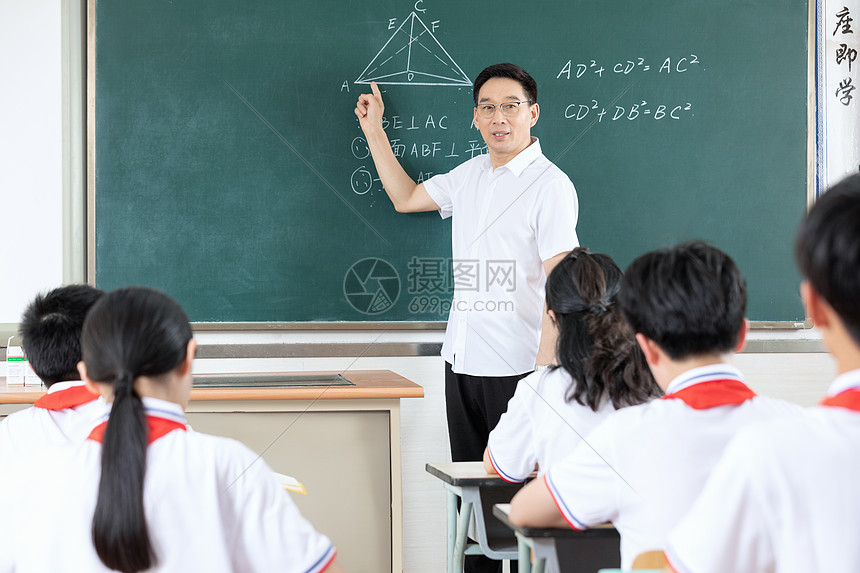 课堂上课的男教师和听课的学生们 高清图片下载-正版图片501653701-摄图网