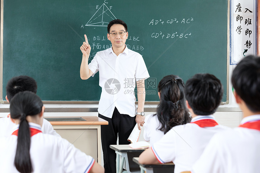 课堂上课的男教师和听课的学生们 高清图片下载-正版图片501653703-摄图网