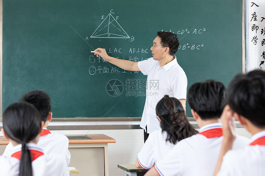 课堂上课的男教师和听课的学生们 高清图片下载-正版图片501653707-摄图网