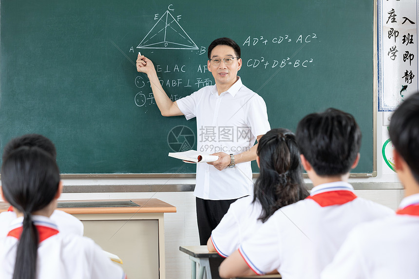 课堂上课的男教师和听课的学生们 高清图片下载-正版图片501653709-摄图网