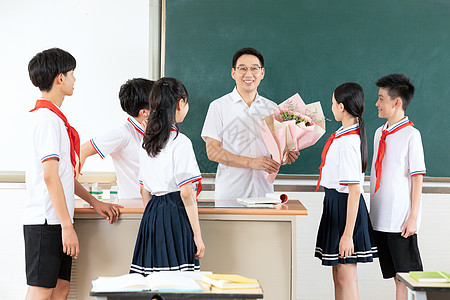 在教室里给老师送花的同学们图片