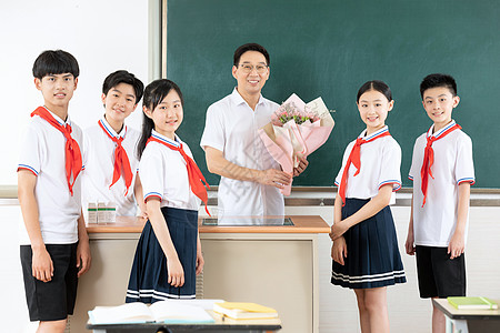 在教室里给老师送花的同学们图片