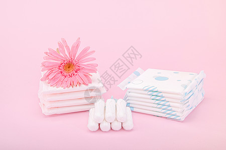 卫生巾粉色背景上的女性卫生用品背景