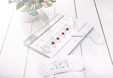 白色桌面上的卫生女性卫生用品图片