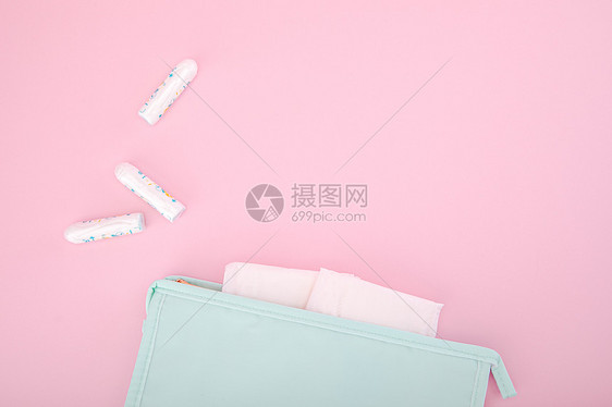 化妆包露出的女性卫生用品图片