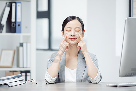 商务女性白领做眼保健操爱护眼睛背景