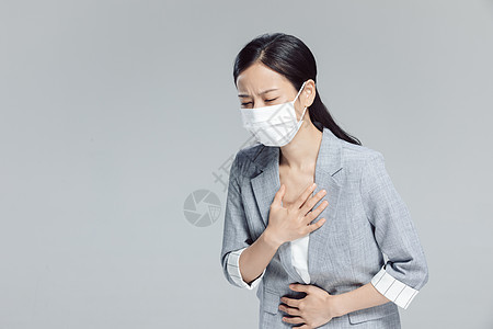 戴口罩的亚健康女性胸口疼痛图片