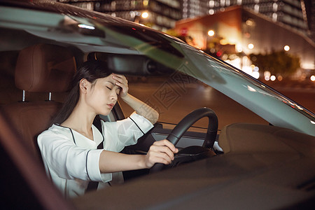 女性夜晚开车疲劳驾驶图片