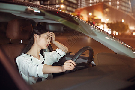 私人司机女性夜晚开车疲劳驾驶背景