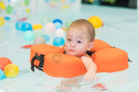 婴幼儿游泳带着游泳圈游泳的婴儿背景