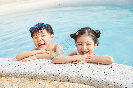 小男孩和小女孩开心趴在泳池边图片