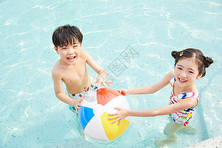 小男孩和小女孩在泳池中嬉戏图片