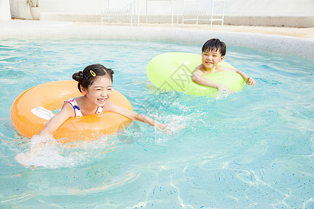 夏日游泳圈小朋友在泳池玩耍背景