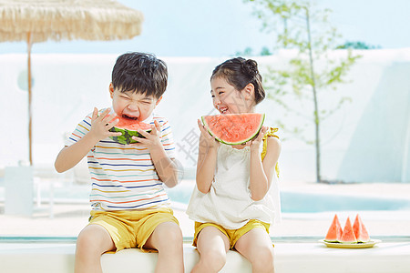 儿童写真小男孩和小女孩开心吃西瓜背景