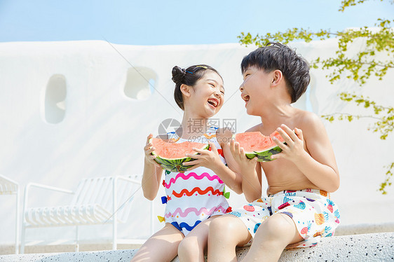 小男孩和小女孩开心吃西瓜图片