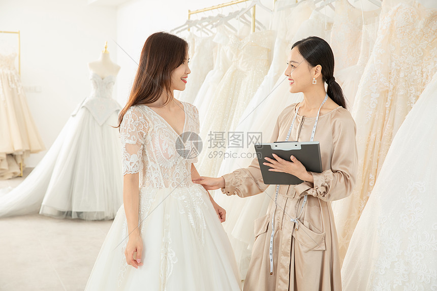 准新娘婚纱店与设计师沟通定制婚纱图片