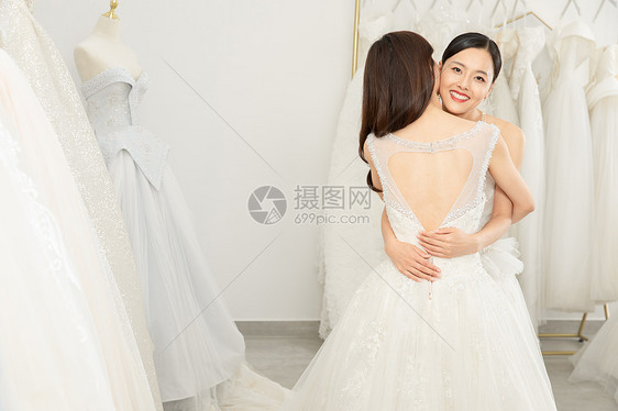 婚纱店一起试穿婚纱的闺蜜拥抱图片