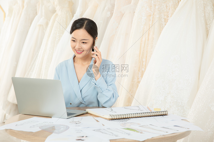 婚纱设计师电话沟通图片