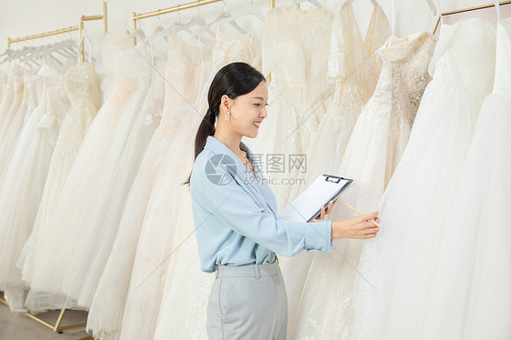 服装设计师记录婚纱尺码图片