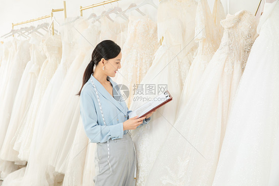 服装设计师记录婚纱尺码图片