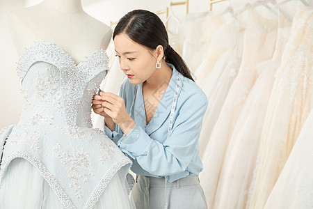 服装设计师缝制婚纱高清图片