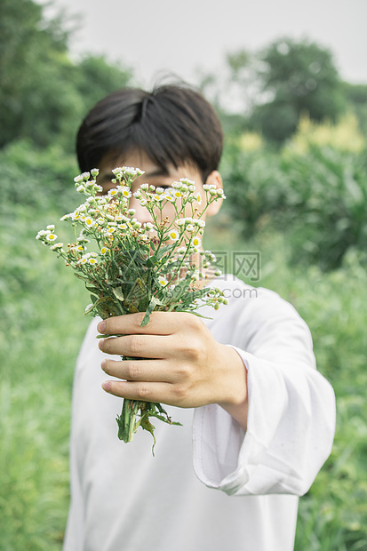 夏日男生田野拿花自拍