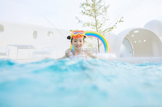 小女孩泳池里开心玩水图片