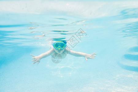 小男孩在泳池游泳图片