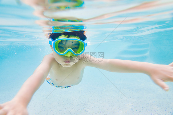 小男孩在泳池游泳图片