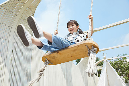 荡秋千的男孩图片