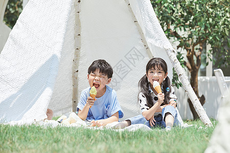 小男孩小女孩小朋友开心吃冰淇淋背景