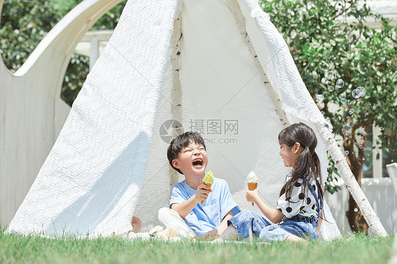 小朋友开心吃冰淇淋图片