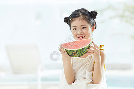 小女孩吃西瓜图片