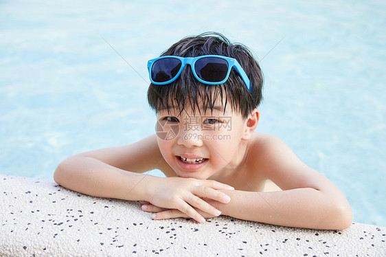 可爱小男孩趴在泳池边图片