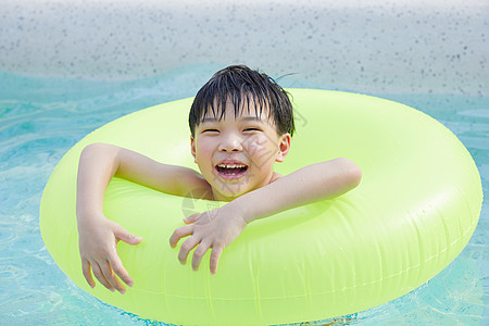 小男孩泳池里开心玩水图片