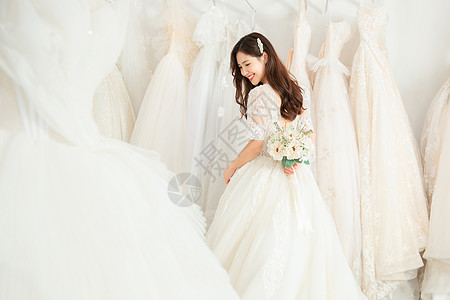 新娘子拿手捧花的婚纱美女写真背景