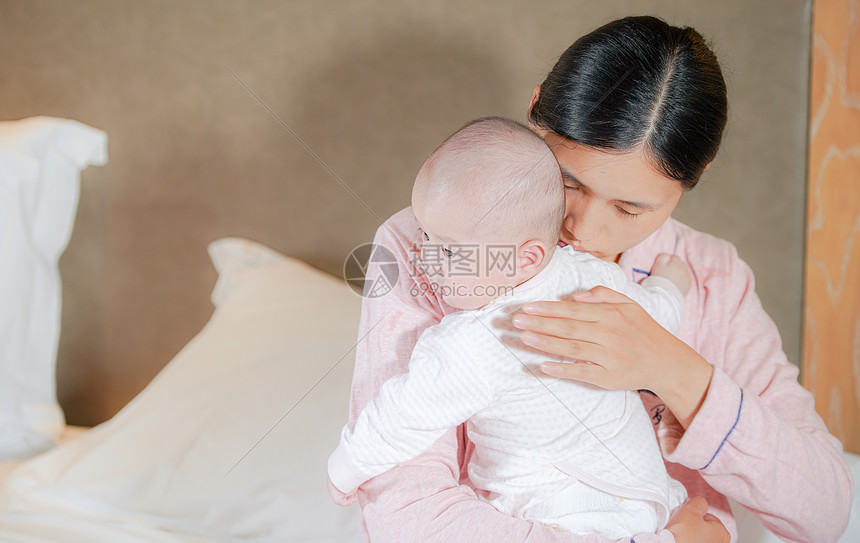 妈妈抱着宝宝安抚睡觉图片