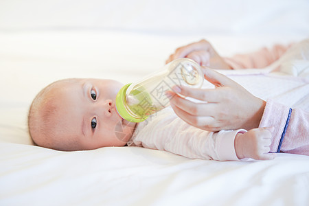 妈妈给宝宝用奶瓶喂奶图片