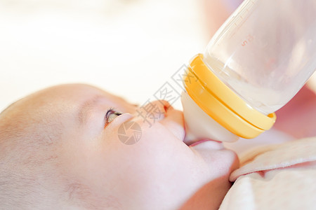 妈妈给宝宝用奶瓶喂奶图片