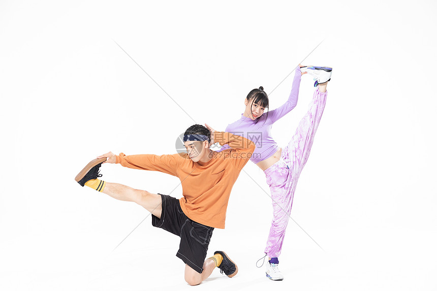 年轻街舞男女跳舞