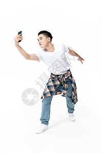 年轻街舞男生边跳边自拍图片